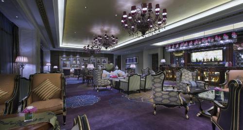 a lobby with a bar with chairs and a barber shop at Wanda Vista Nanning in Nanning