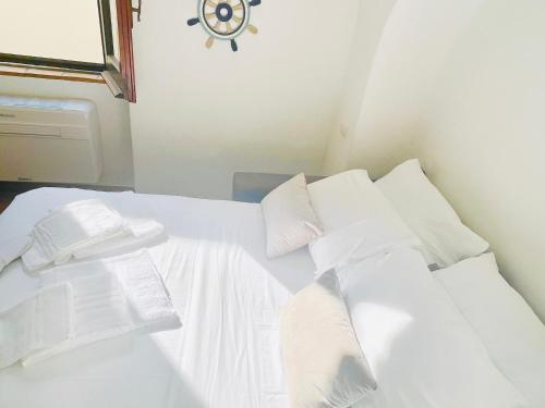 Postel nebo postele na pokoji v ubytování Il Mare Nel Pozzo Sperlonga Centro Storico Tutti i servizi sotto casa, a 100 mt dal mare Parcheggio multilivello adiacente, lasci la macchina e fai tutto a piedi!