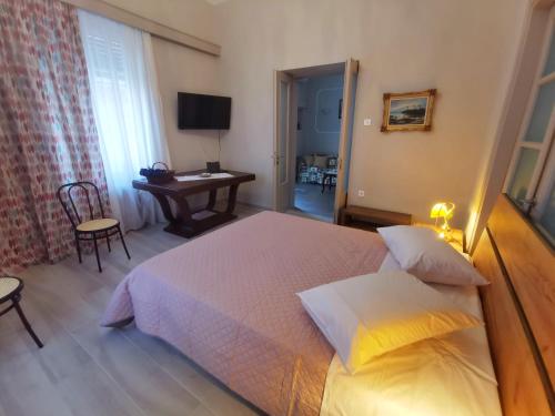 The Traditional Athenian house for 6, near metro