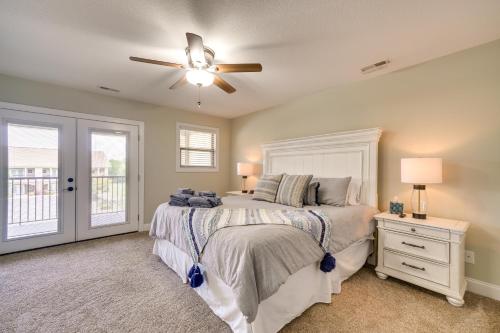 - une chambre avec un lit et un ventilateur de plafond dans l'établissement Chic Spring City Townhome on Watts Bar Lake!, à Spring City