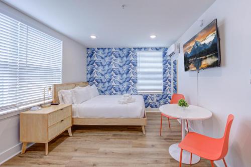 - une chambre avec un lit, une table et des chaises dans l'établissement Surf Trip Studio Apartment, à Galveston