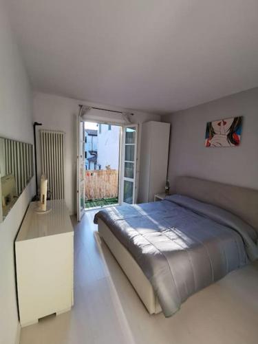 Un dormitorio con una cama grande y una ventana en Il nido dell'artista, en Pietrasanta
