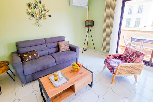 - un salon avec un canapé violet et une table basse dans l'établissement Regard sur les remparts - Terrasse & Parking, à Avignon