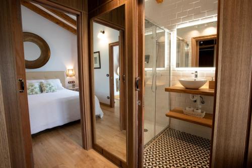 uma casa de banho com uma cama e um lavatório num quarto em Miraverde Liérganes em Liérganes
