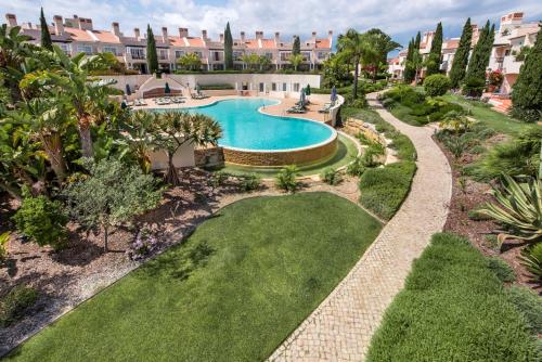 an overhead view of a swimming pool in a resort at Luxury Apartment with Communal Pool and Terrace in Quarteira