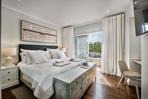 Ένα ή περισσότερα κρεβάτια σε δωμάτιο στο 5 star Luxury Palmview apartment with large terrace and communal pool