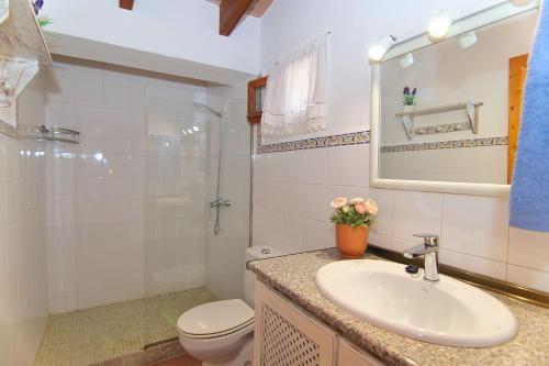 ポリェンサにあるFinca Caselles de Baix 102 by Mallorca Charmeのバスルーム(洗面台、トイレ、鏡付)