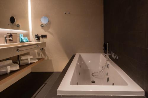  Yomo Centric -  Room  picture :   Minibar    Shower    Bath                           