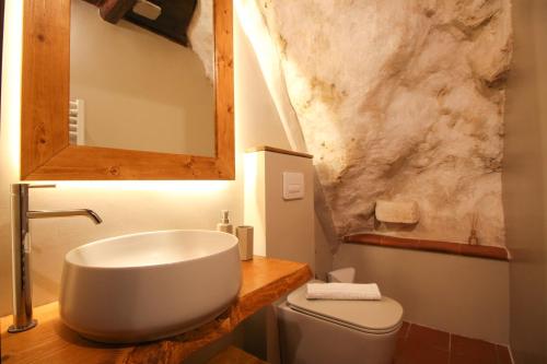 La salle de bains est pourvue d'un lavabo, de toilettes et d'un miroir. dans l'établissement Santo'S House Luxury - idromassaggio e doccia emozionale, à Santo Stefano di Sessanio