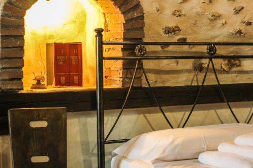Ce lit se trouve dans un dortoir doté d'une porte rouge. dans l'établissement Santo'S House Luxury - idromassaggio e doccia emozionale, à Santo Stefano di Sessanio