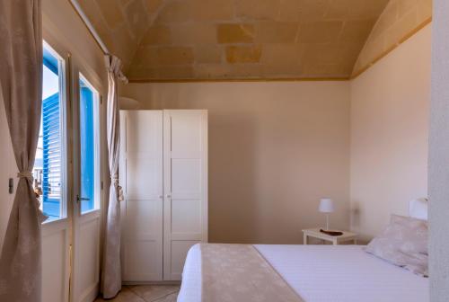 Schlafzimmer mit einem Bett und einem Fenster in der Unterkunft Casa Conte Pio in Marettimo