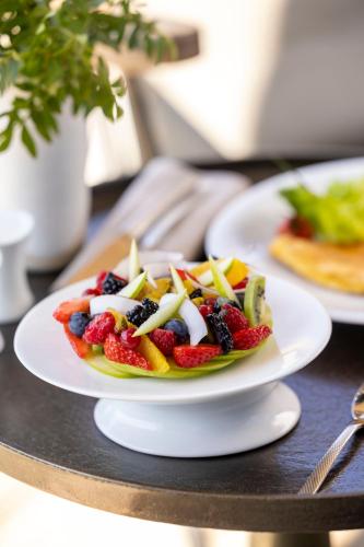 サント・リュシ・ド・ポルト・ヴェッキオにあるLes Regalia Hôtel & Spaのテーブルの上のフルーツサラダの皿