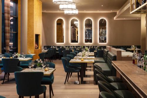 une rangée de tables et de chaises dans un restaurant dans l'établissement SCHLOSS Roxburghe, part of Destination by Hyatt, à Kelso