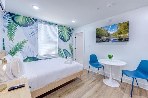 - une chambre avec un lit, une table et des chaises dans l'établissement Cheetah Crush Studio Apartment, à Galveston