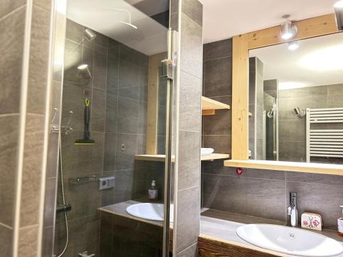 une salle de bain avec deux lavabos et une douche dans l'établissement Les Gets - Appartement Le Grizzli - Pistes des Chavannes et Piscine Chauffée - FR-1-623-43, aux Gets