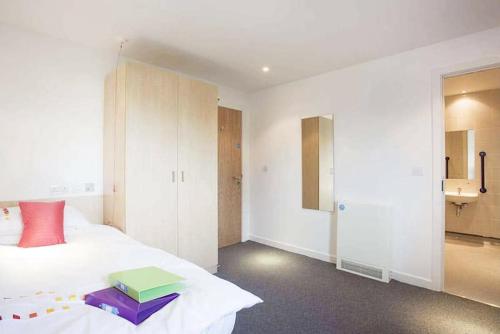 Postel nebo postele na pokoji v ubytování Edinburgh College Residence