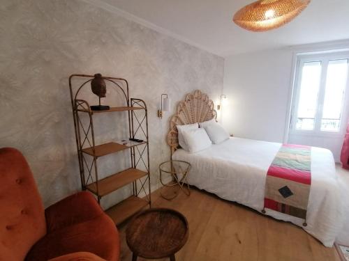 - une chambre avec un lit, une chaise et une fenêtre dans l'établissement La bulle d'Etel, chambres & spa, à Étel