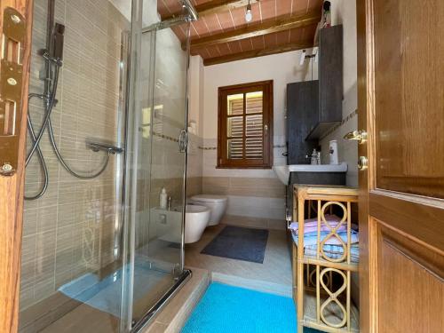 ポンテデーラにあるIL Poggioのバスルーム(シャワー、洗面台、トイレ付)