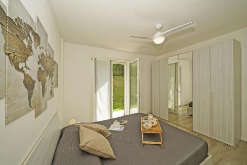 1 dormitorio con 1 cama y ventilador de techo en Le Mele 7 by Wonderful Italy, en Lonato