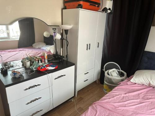 1 dormitorio con 1 cama y vestidor con espejo en Квартира в Kultur 2+1 en Antalya