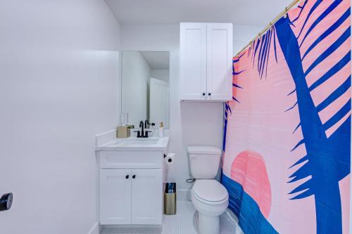 ガルベストンにあるTropical Sunset Studio Apartmentのトイレと洗面台のあるバスルーム