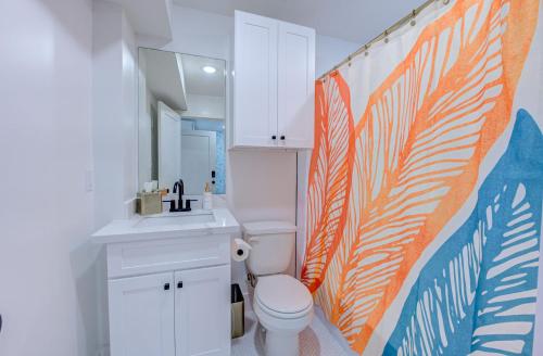 Ένα μπάνιο στο Midnight Tropics Studio Apartment