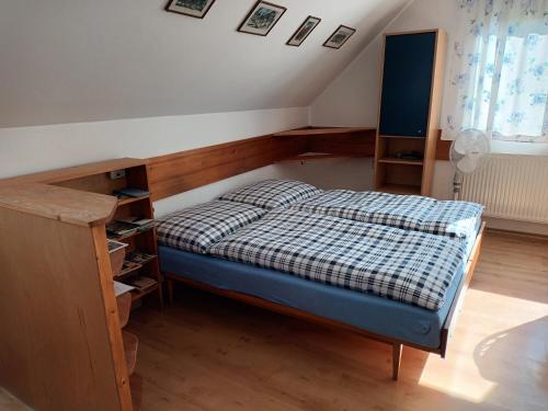 een kleine slaapkamer met een bed en een bureau bij Apartmán Barbora in Turnov