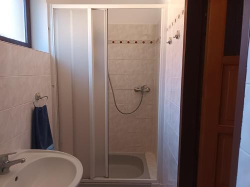 een badkamer met een douche, een wastafel en een wastafel bij Apartmán Barbora in Turnov