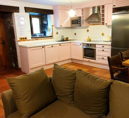 salon z kanapą i kuchnią w obiekcie Casa del Conde - Ajanedo w mieście Ajanedo