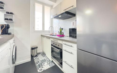 une cuisine blanche avec un évier et un lave-vaisselle dans l'établissement Le Selvosa by Winsome Destination, à Cannes