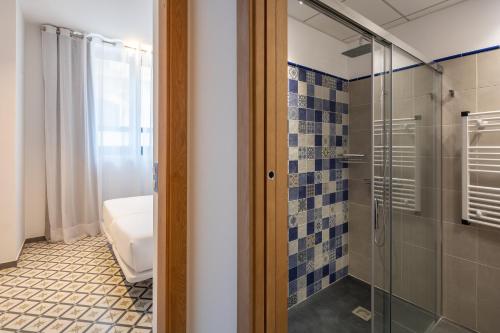 uma casa de banho com uma cabina de duche em vidro e um WC. em Tgna Cervantes 8 em Tarragona