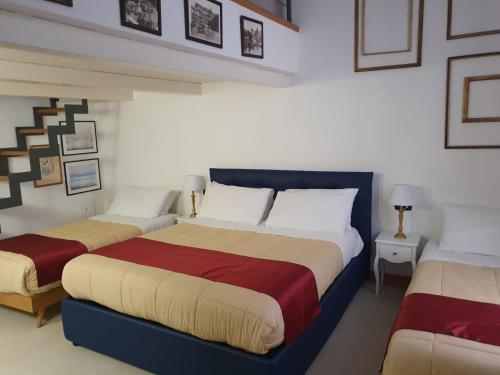 - une chambre avec 2 lits dans l'établissement La Dimora dei Reali, à Naples