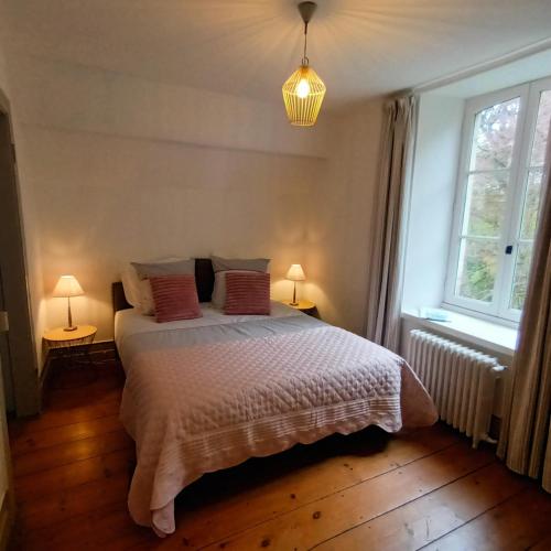 - une chambre avec un lit avec deux lampes et deux fenêtres dans l'établissement Petit manoir de la berthenlaire, à Baincthun