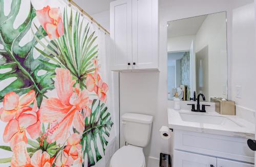 La salle de bains est pourvue d'une fresque murale représentant des fleurs. dans l'établissement Beverly Hills Studio Apartment 2 Queen Beds, à Galveston