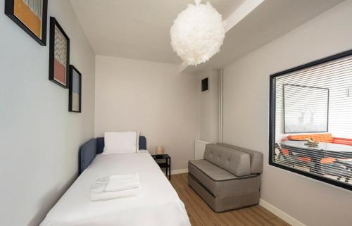 una camera con un letto e una sedia e una finestra di Modern Prime Location 2bd1bath Cozy Home! #213 a Istanbul