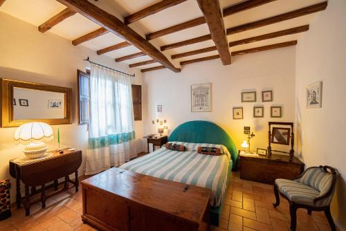 sypialnia z łóżkiem, stołem i krzesłami w obiekcie Pace e Relax, Wonderful Villa, Versilia sea view w mieście Massarosa