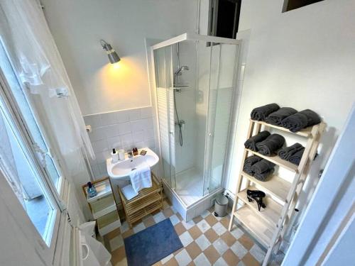 Phòng tắm tại Lovely appartment - Buttes Chaumont-ParisZenith