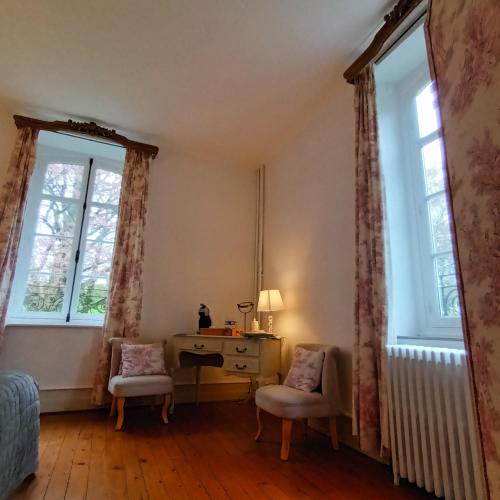 - une chambre avec un bureau et 2 fenêtres dans l'établissement Petit manoir de la berthenlaire, à Baincthun