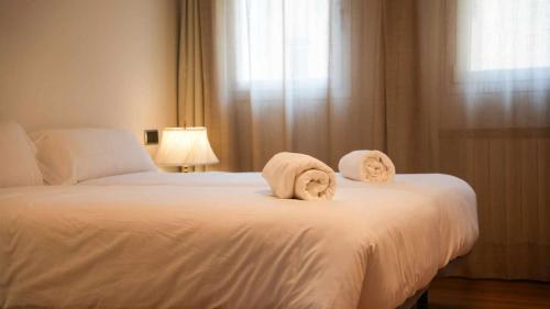 um quarto de hotel com uma cama com toalhas em Casa de Trinidad Segovia em Segóvia