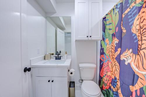 y baño con aseo blanco y lavamanos. en Roaring Tigers Studio Apartment en Galveston