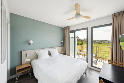 Ένα ή περισσότερα κρεβάτια σε δωμάτιο στο All Suites Appart Hôtel - Bassin d'Arcachon - Dune du Pilat