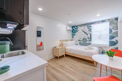 Ένα ή περισσότερα κρεβάτια σε δωμάτιο στο Tropical Jungle Studio Apartment