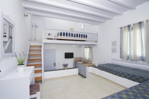 sala de estar amplia con escalera y TV en Villa Margarita, en Mykonos ciudad