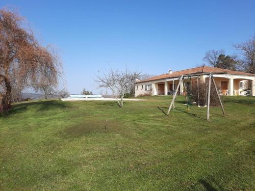 Taman di luar Chez Papi à Lascaux