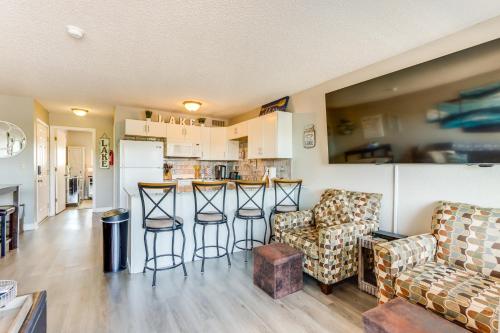 Η κουζίνα ή μικρή κουζίνα στο Pool Access and Lake View Osage Beach Condo!