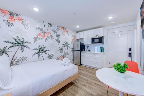 Cet appartement comprend une chambre avec un lit et une table ainsi qu'une cuisine. dans l'établissement In Living Coral Studio Apartment, à Galveston