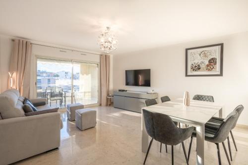 un salon avec une table et une salle à manger dans l'établissement Le Parisien by Winsome Destination, à Cannes