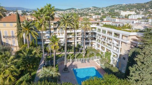 - une vue aérienne sur un hôtel avec des palmiers et une piscine dans l'établissement Le First by Winsome Destination, à Cannes