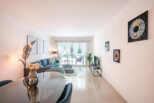 un salon avec une table et un canapé dans l'établissement Le Dolce Vita by Winsome Destination, à Cannes