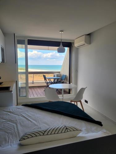 une chambre avec un lit avec vue sur l'océan dans l'établissement Blue Sand Luxe Vue Mer - Village Naturiste Résidence Héliopolis, au Cap d'Agde